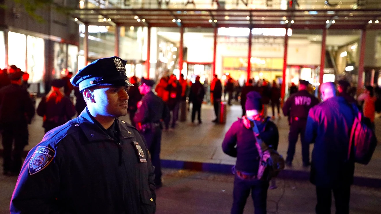 Dispositivo en Nueva York tras hallar un paquete bomba en un centro comercial