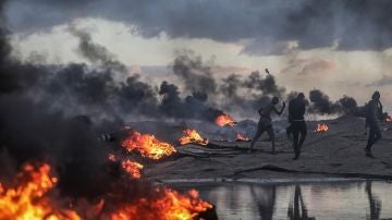 Palestinos protestan durante los altercados cerca de la frontera entre Israel y Gaza