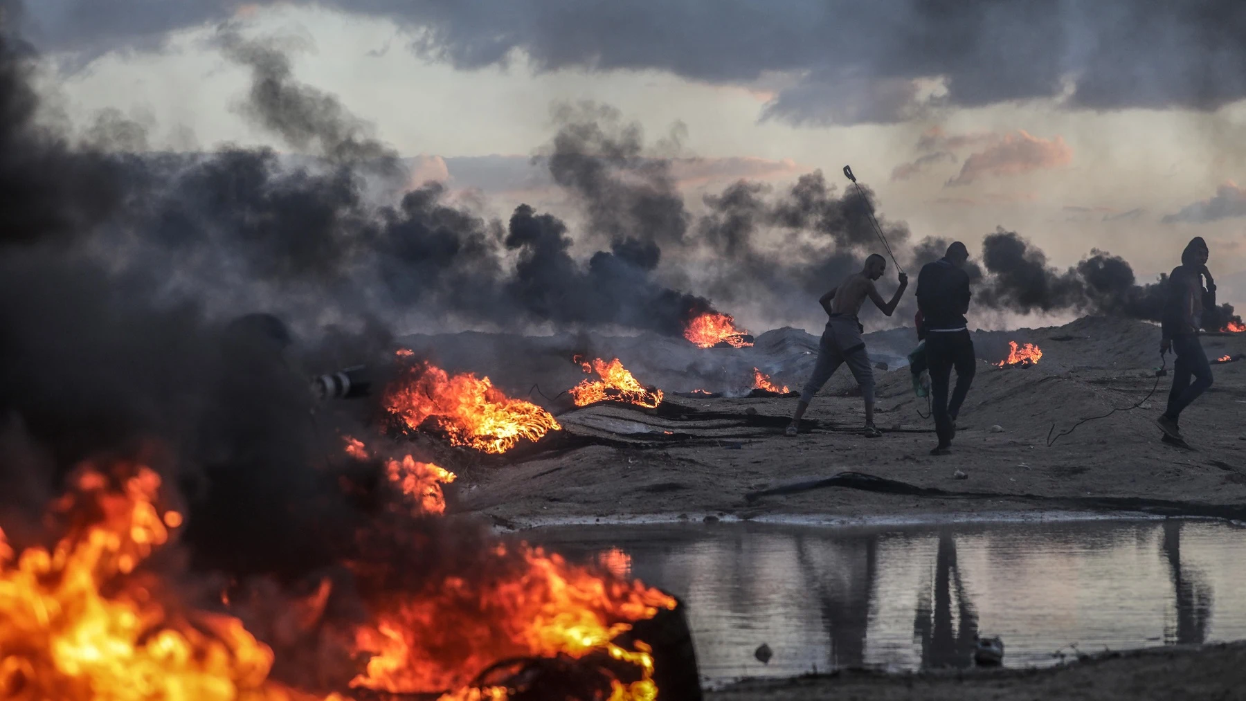 Palestinos protestan durante los altercados cerca de la frontera entre Israel y Gaza