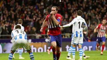 Diego Godín celebra un gol