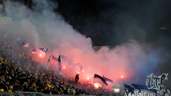 Bengalas en la zona del Hertha Bengalas en la zona del Hertha