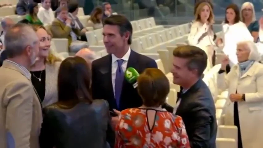 El incómodo momento que vivió José Manuel Soria al ser abordado por Luis Troya El incómodo momento que vivió José Manuel Soria al ser abordado por Luis Troya