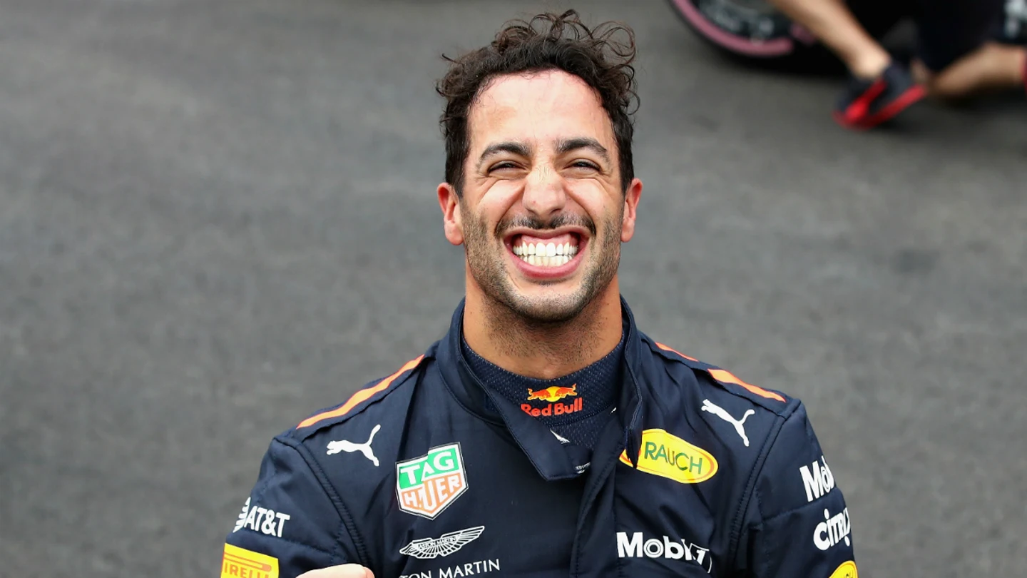 Daniel Ricciardo, sonriente Daniel Ricciardo celebra la pole en el GP de México