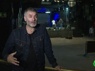 Músico en España y enfermero en Noruega: la doble vida del cantante de La Habitación Roja para ayuda a su mujer enferma Músico en España y enfermero en Noruega: la doble vida del cantante de La Habitación Roja para ayuda a su mujer enferma