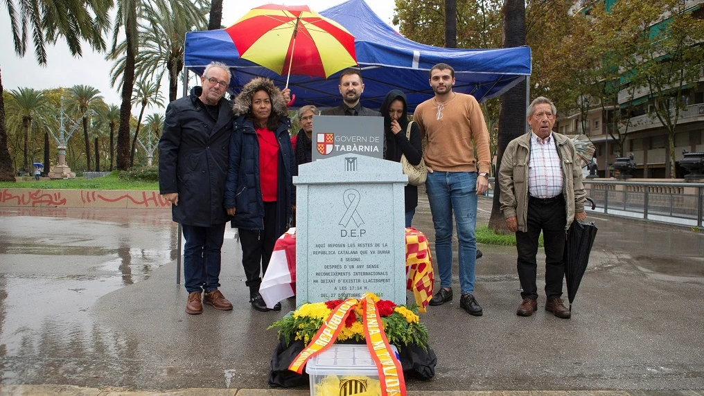 El satírico "Gobierno de Tabarnia" organiza un "funeral de la república catalana"