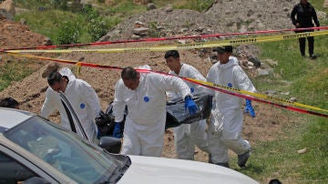 Retiran un cuerpo hallado en una fosa en el estado mexicano de Jalisco