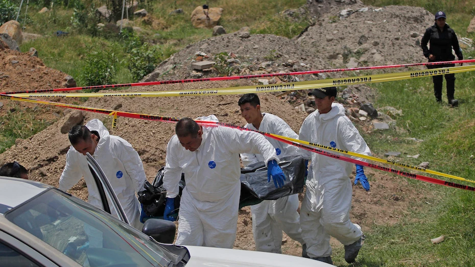 Retiran un cuerpo hallado en una fosa en el estado mexicano de Jalisco