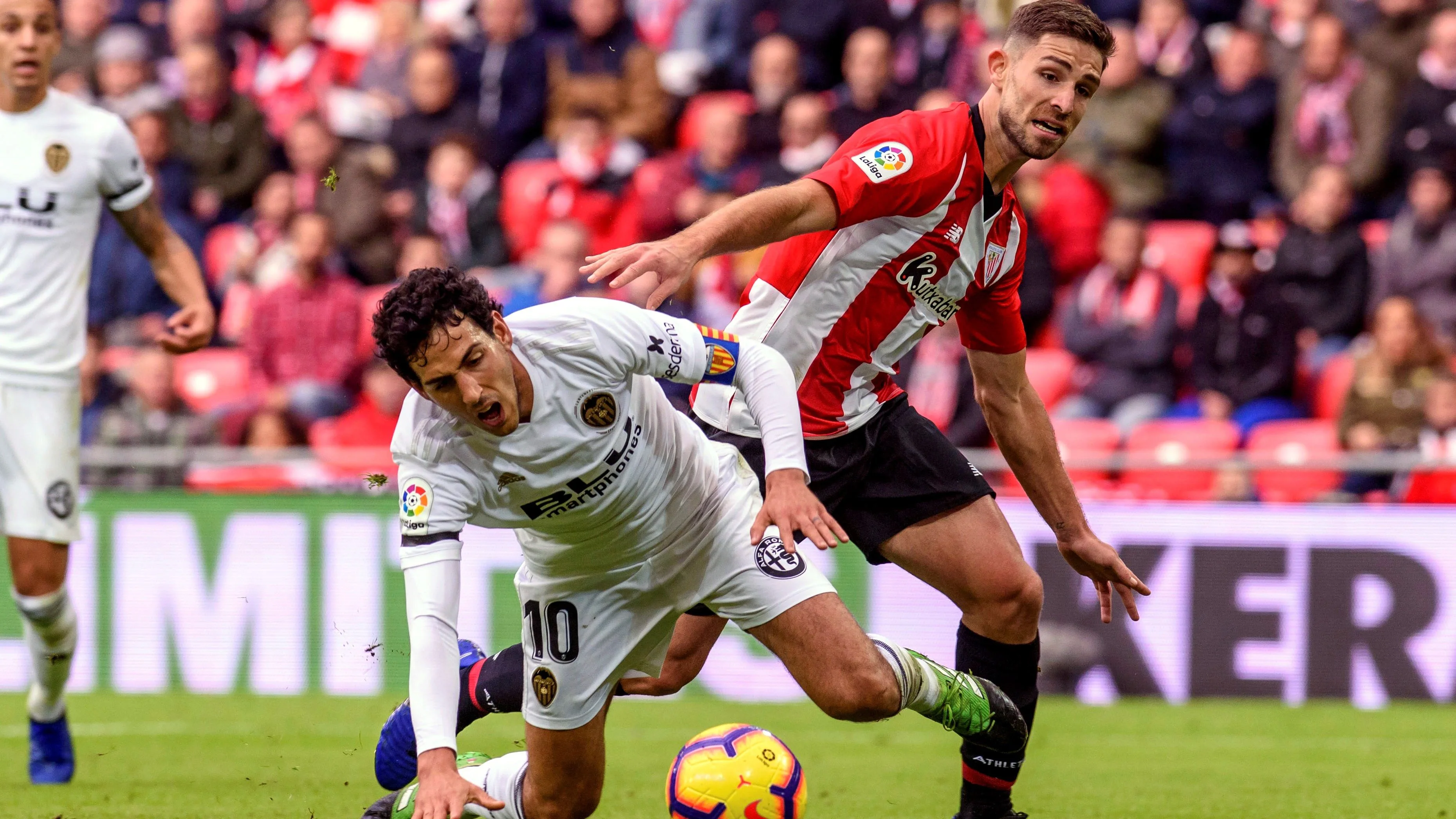 Dani Parejo disputa un balón ante Yeray Álvarez