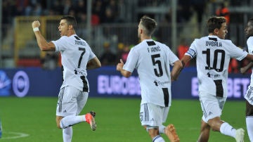 Cristiano Ronaldo celebra uno de sus dos goles ante el Empoli 
