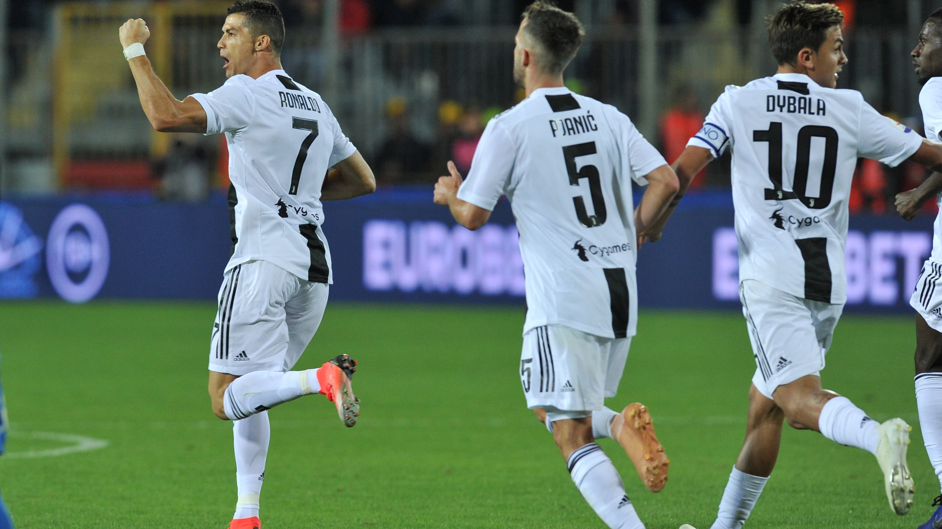 Cristiano Ronaldo celebra uno de sus dos goles ante el Empoli 