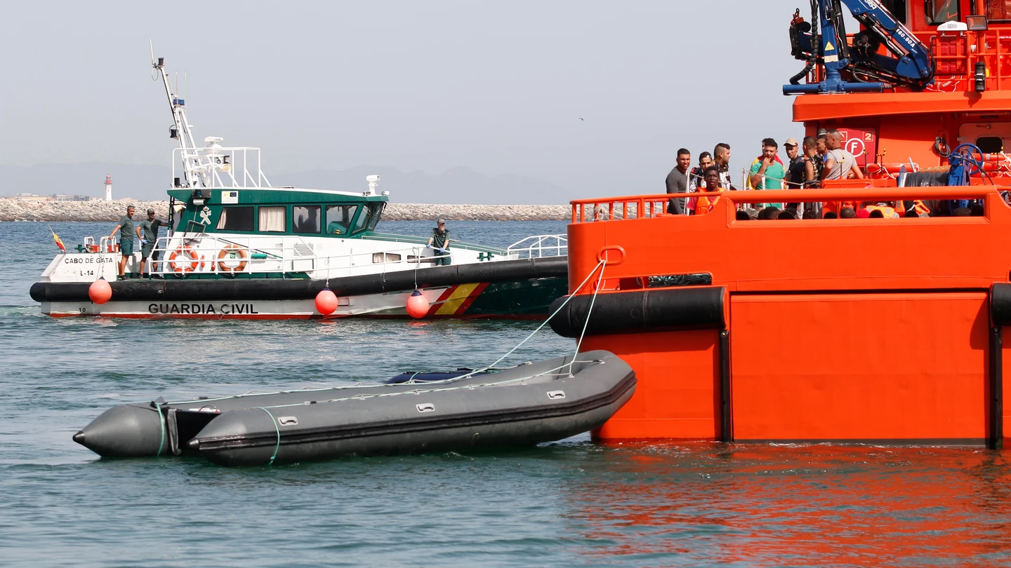 Llegada al puerto de Almería de un grupo de inmigrantes que fue rescatado en dos pateras Llegada al puerto de Almería de un grupo de inmigrantes que fue rescatado en dos pateras