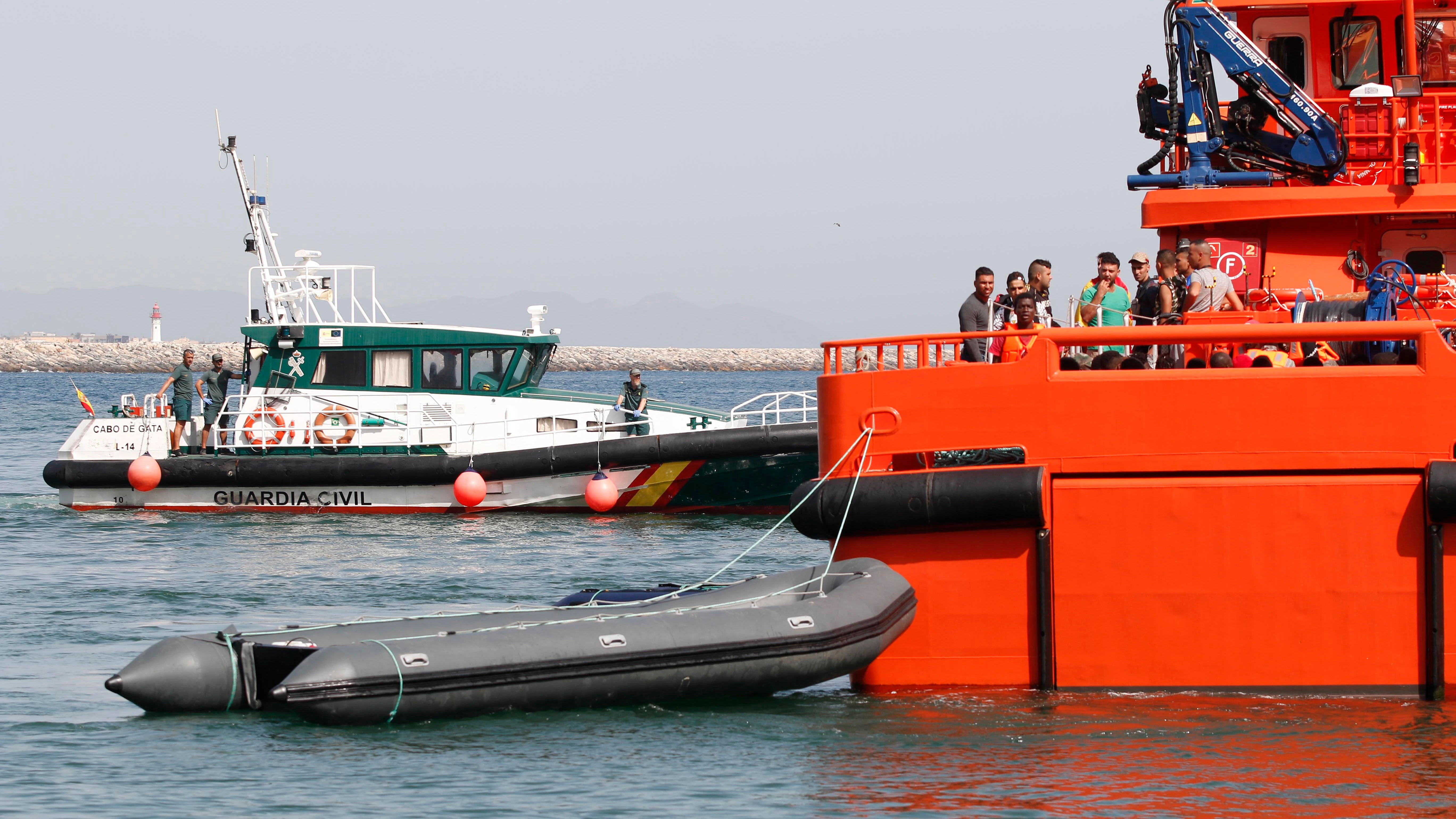 Llegada al puerto de Almería de un grupo de inmigrantes que fue rescatado en dos pateras