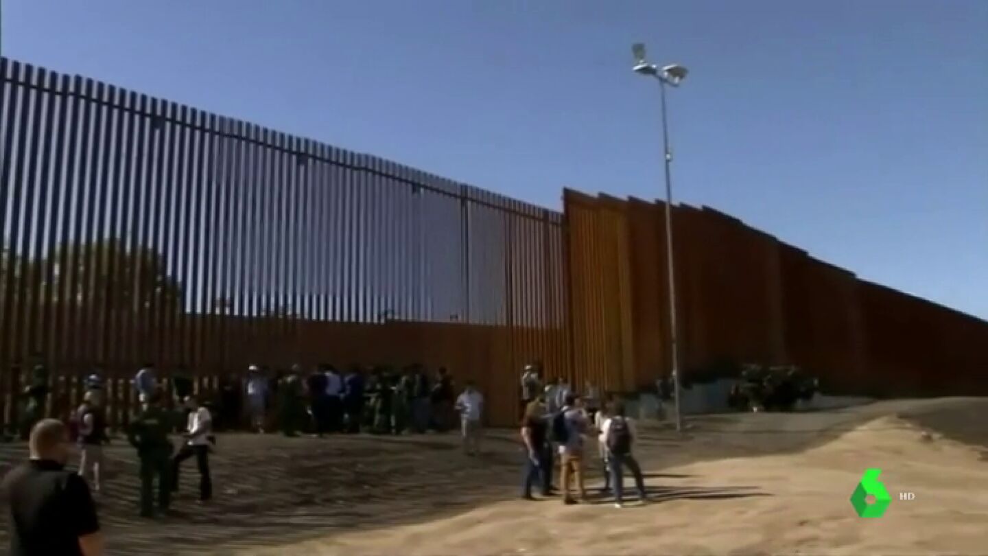 Imagen del muro fronterizo de 30 pies de altura entre Cal&eacute;xico y M&eacute;xico