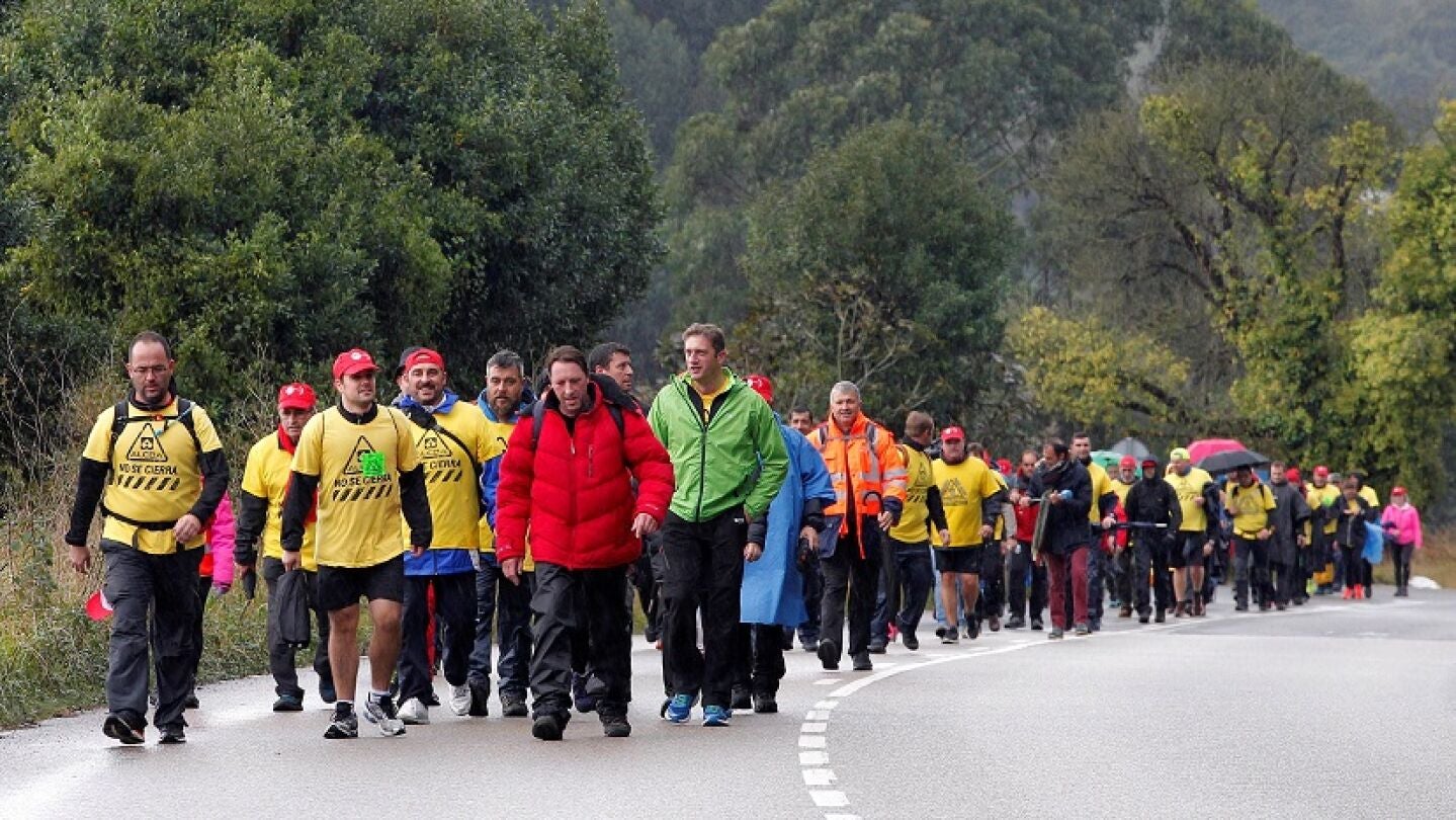 Marcha de los trabajadores de Alcoa para reclamar una soluci&oacute;n que evite el cierre de la f&aacute;brica