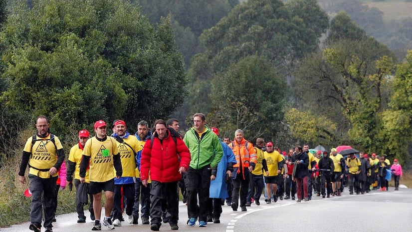 Marcha de los trabajadores de Alcoa para reclamar una solución que evite el cierre de la fábrica