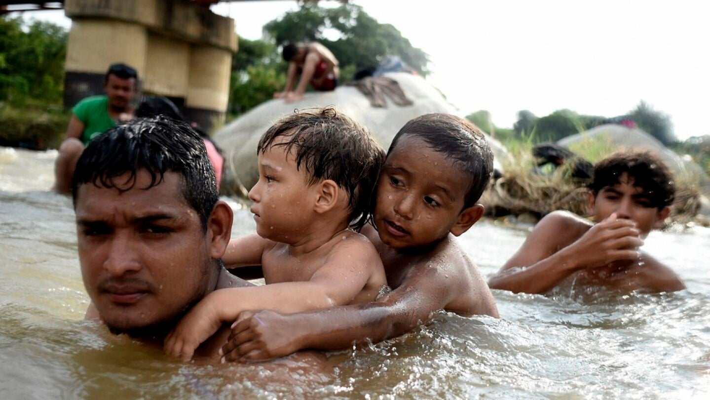 Imagen de migrantes que avanzan hacia EEUU