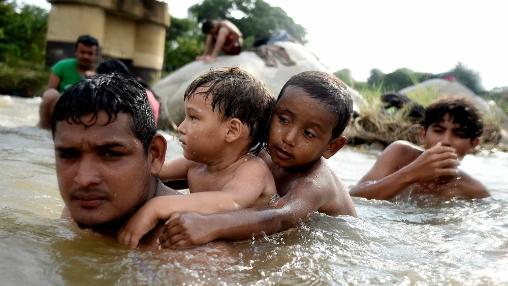 Imagen de migrantes que avanzan hacia EEUU