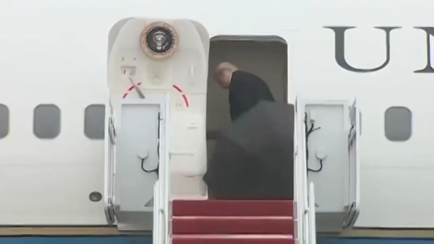 Trump tira su paraguas abierto antes de entrar en el avión presidencial y un agente del Servicio Secreto lo recoge Trump tira su paraguas abierto antes de entrar en el avión presidencial y un agente del Servicio Secreto lo recoge