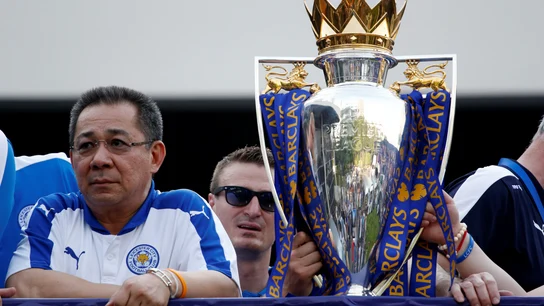 Vichai Srivaddhanaprabha, en la celebración del Leicester tras ganar la Premier en 2016 Vichai Srivaddhanaprabha, en la celebración del Leicester tras ganar la Premier en 2016