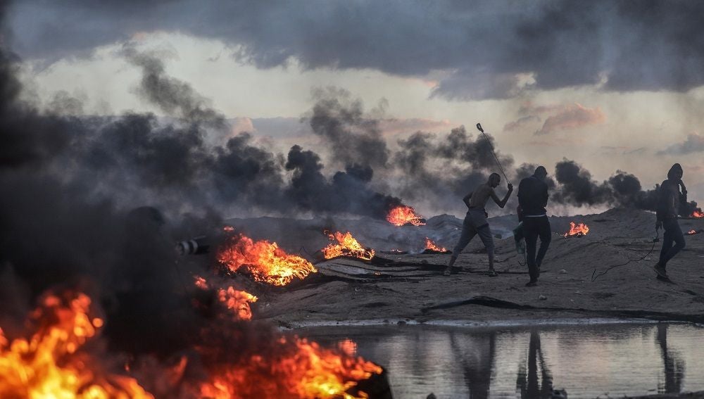 Palestinos protestan durante los altercados registrados cerca de la frontera entre Israel y Gaza