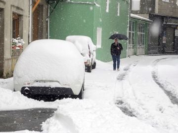 Un hombre camina por una calle de la localidad de Pedrafita Un hombre camina por una calle de la localidad de Pedrafita