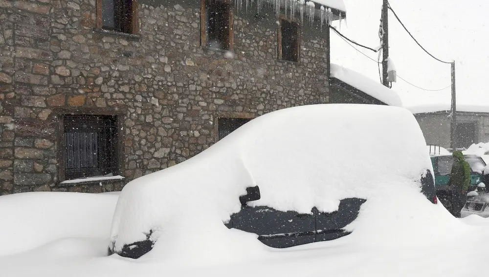 Imagen de un coche totalmente cubierto por la nieve