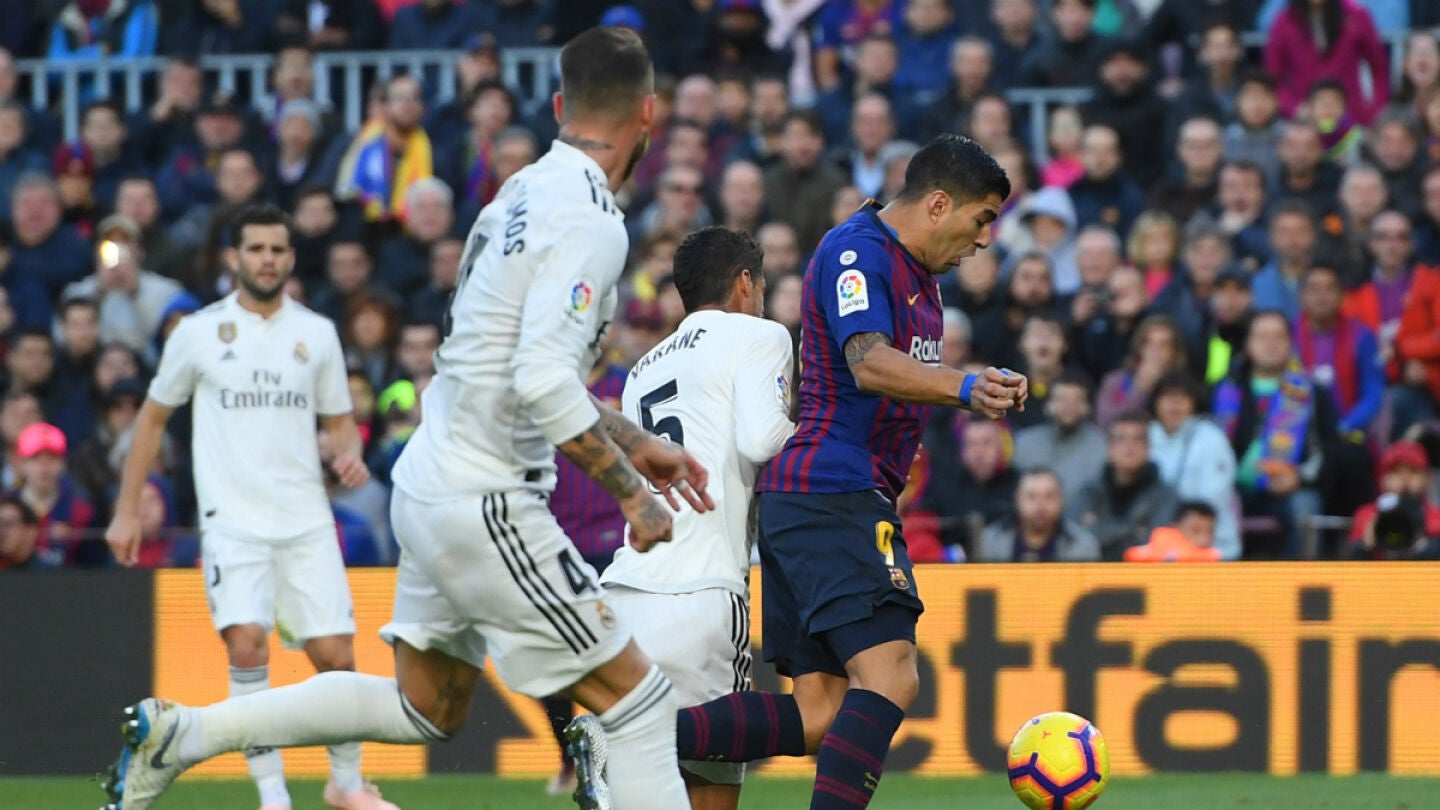 Varane traba a Luis Su&aacute;rez en el &aacute;rea