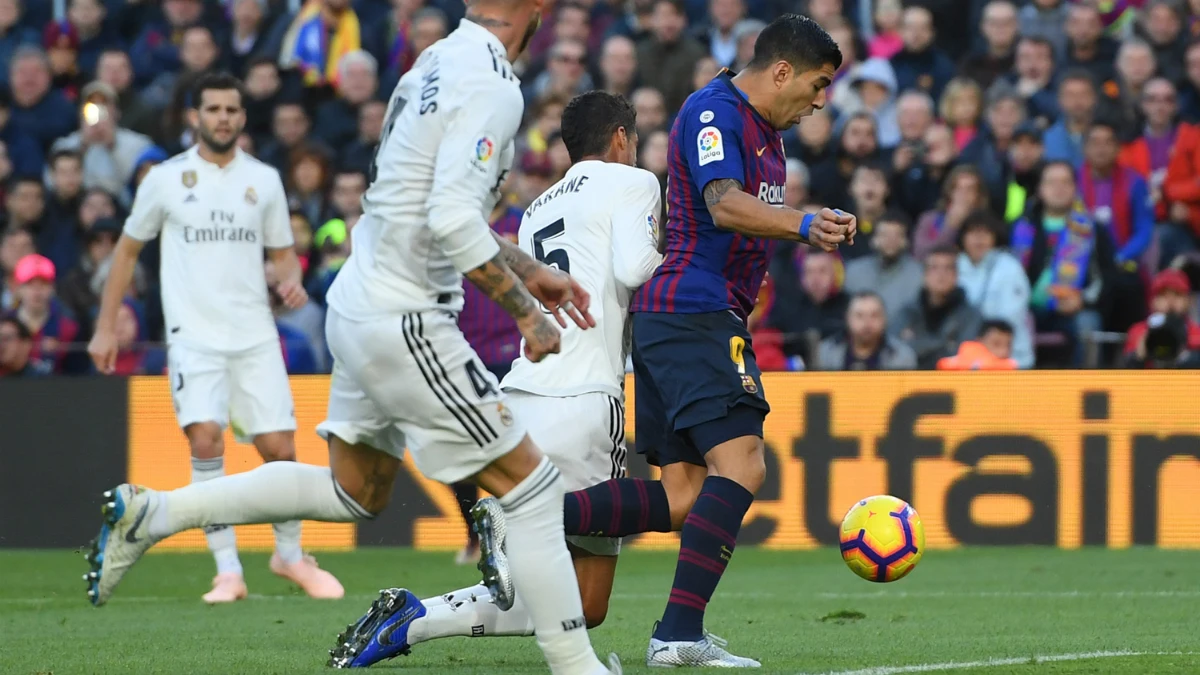 Varane traba a Luis Suárez en el área