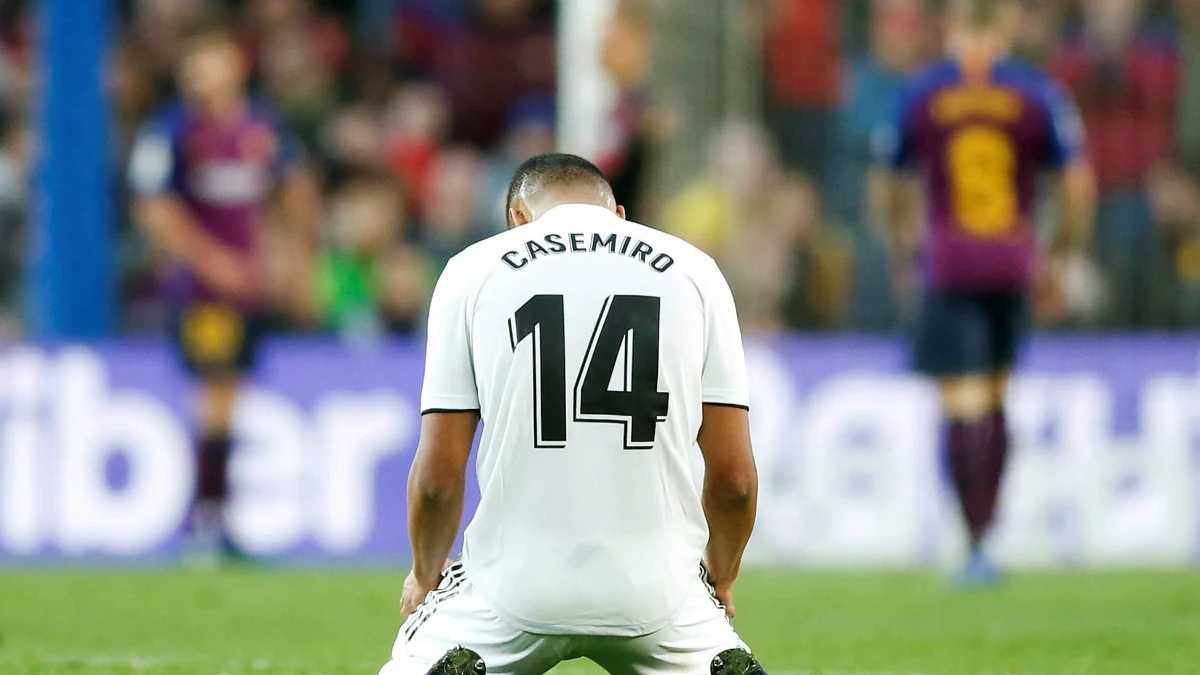 Casemiro, de rodillas