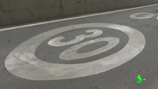 Imagen de una señalización que limita la velocidad máxima a 30 kilómetros por hora Imagen de una señalización que limita la velocidad máxima a 30 kilómetros por hora