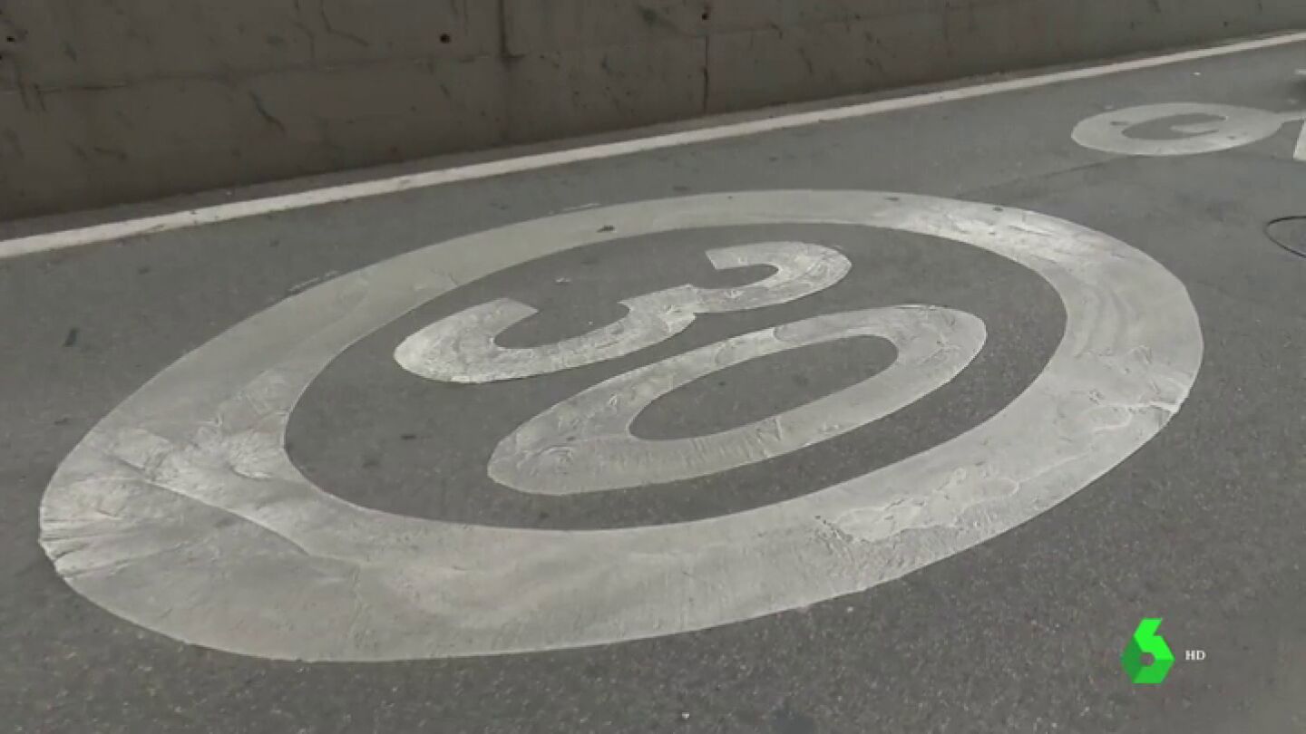 Imagen de una se&ntilde;alizaci&oacute;n que limita la velocidad m&aacute;xima a 30 kil&oacute;metros por hora