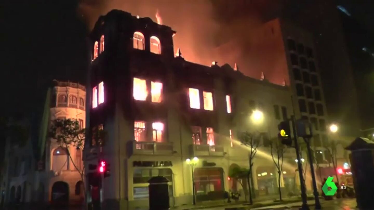 Imagen del incendio en un edificio hist&oacute;rico de Lima