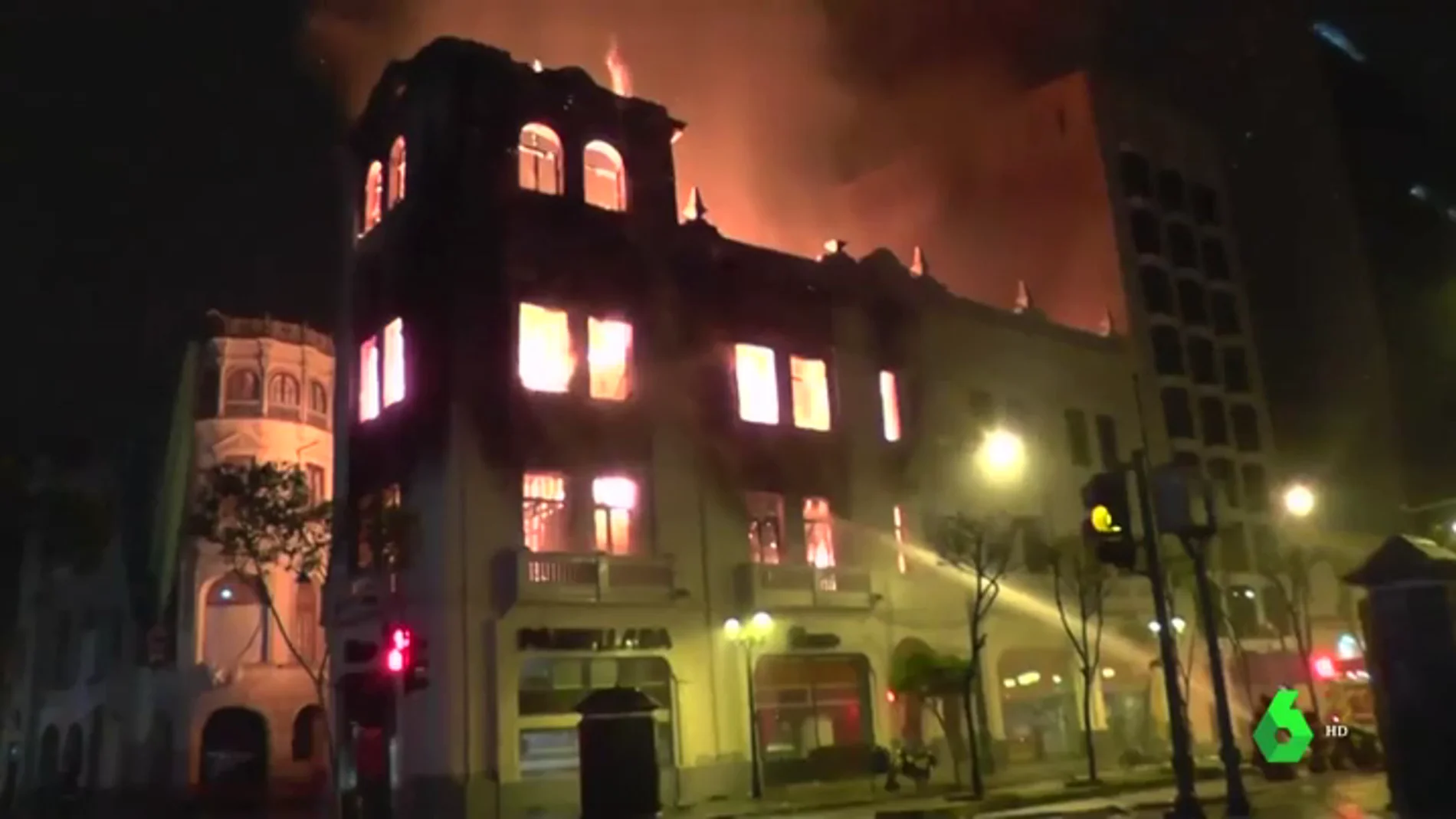 Imagen del incendio en un edificio histórico de Lima