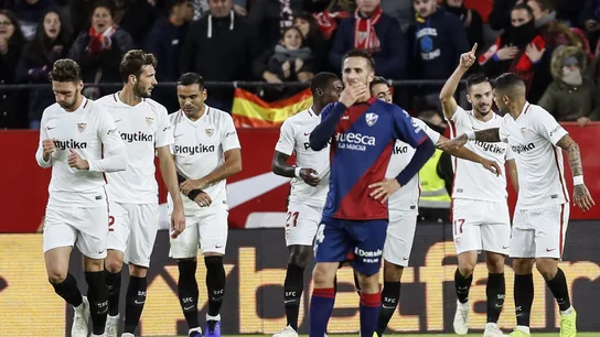 Los jugadores del Sevilla celebran un gol ante el Huesca Los jugadores del Sevilla celebran un gol ante el Huesca