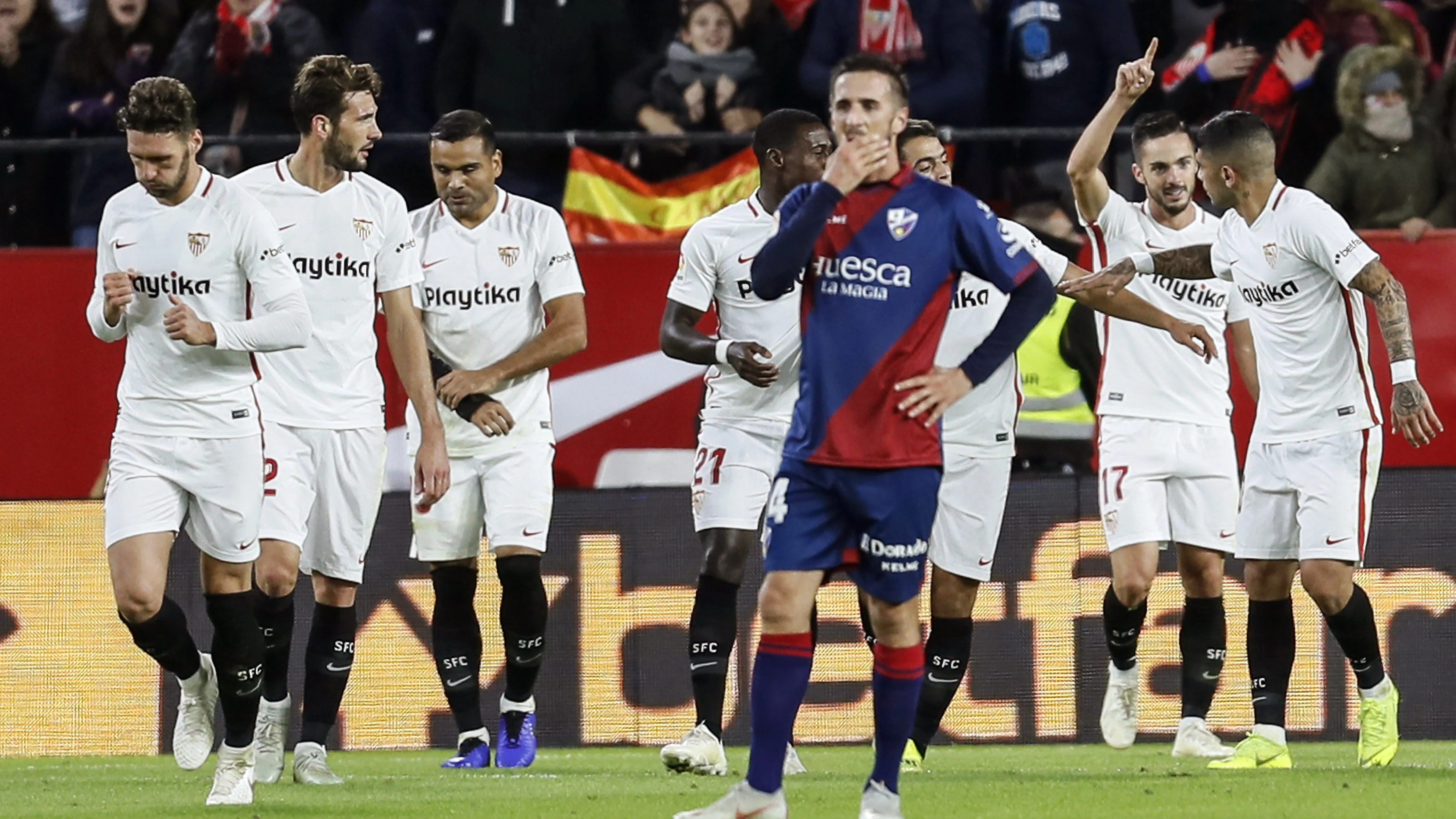 Los jugadores del Sevilla celebran un gol ante el Huesca