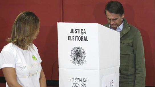 El candidato ultraderechista Jair Bolsonaro, acompañado de su esposa, Michelle, vota en una área militar en la zona norte de Río de Janeiro El candidato ultraderechista Jair Bolsonaro, acompañado de su esposa, Michelle, vota en una área militar en la zona norte de Río de Janeiro