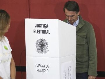 El candidato ultraderechista Jair Bolsonaro, acompañado de su esposa, Michelle, vota en una área militar en la zona norte de Río de Janeiro El candidato ultraderechista Jair Bolsonaro, acompañado de su esposa, Michelle, vota en una área militar en la zona norte de Río de Janeiro