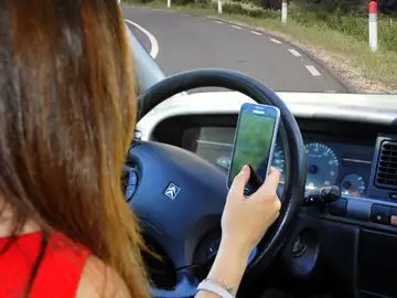 Hablar con el móvil al volante Hablar con el móvil al volante