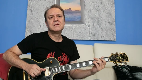 El guitarrista y compositor Juan Valdivia junto a su Gibson Les Paul negra El guitarrista y compositor Juan Valdivia junto a su Gibson Les Paul negra