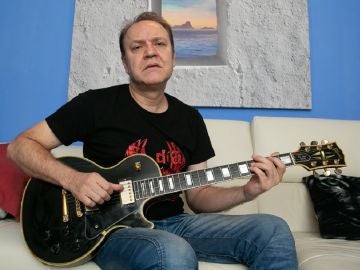 El guitarrista y compositor Juan Valdivia junto a su Gibson Les Paul negra El guitarrista y compositor Juan Valdivia junto a su Gibson Les Paul negra