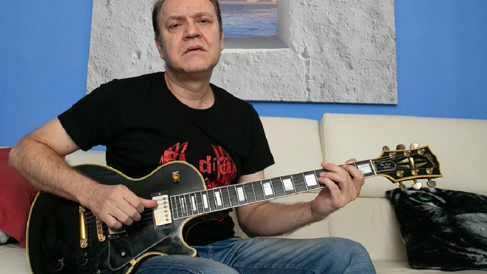 El guitarrista y compositor Juan Valdivia junto a su Gibson Les Paul negra