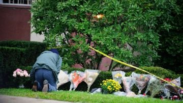 Flores en el exterior de una sinagoga donde ha ocurrido una matanza en EEUU