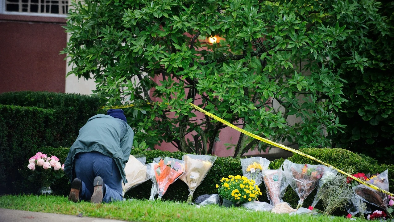 Flores en el exterior de una sinagoga donde ha ocurrido una matanza en EEUU