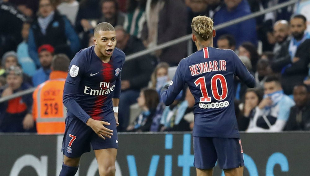 Mbappé y Neymar celebran un gol