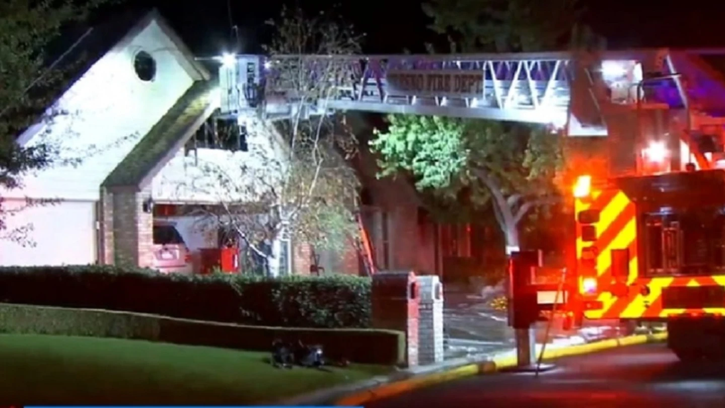 Imagen de la casa incendiada en California Imagen de la casa incendiada en California