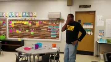El emotivo 'Cumpleaños feliz' de unos niños al conserje de la escuela en lengua de signos