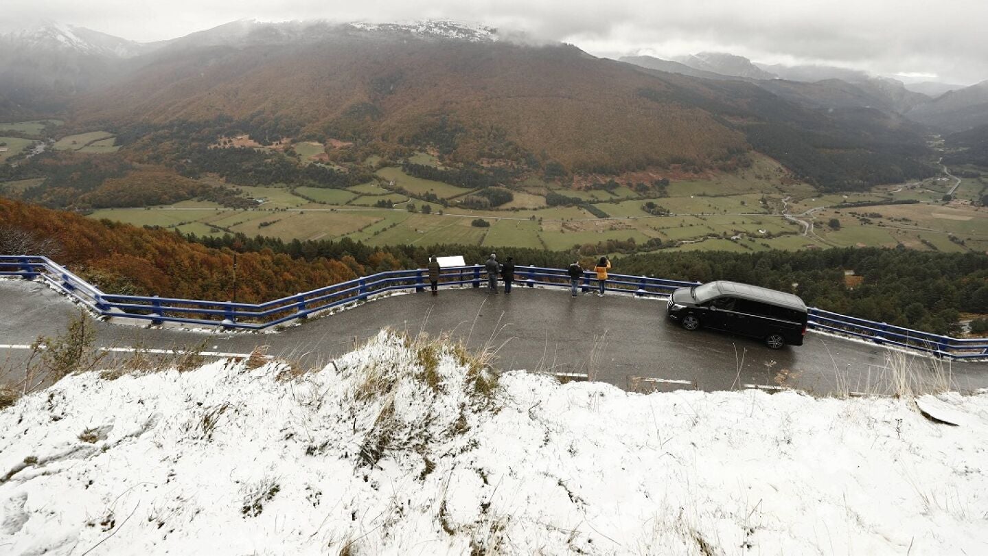 Un grupo de personas observan desde un mirador el valle de Belagoa