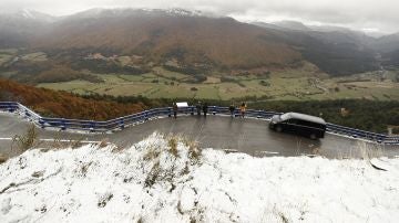 Un grupo de personas observan desde un mirador el valle de Belagoa