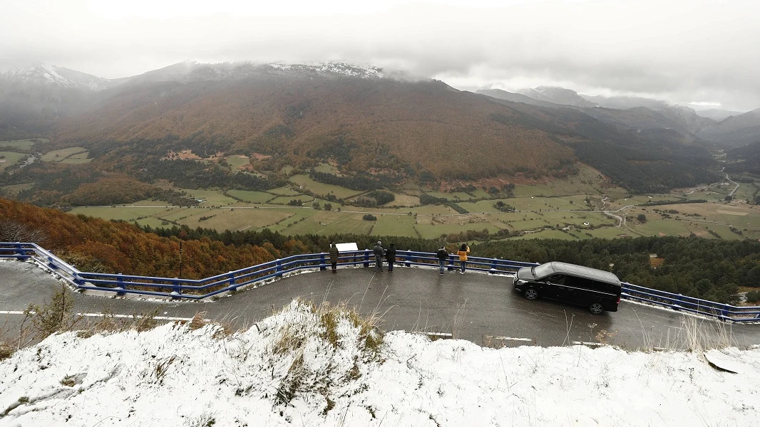 Un grupo de personas observan desde un mirador el valle de Belagoa