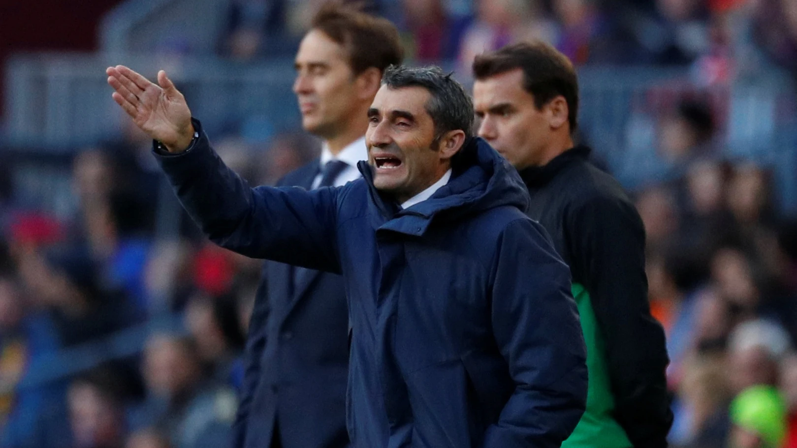 Valverde da instrucciones a sus jugadores en el Camp Nou